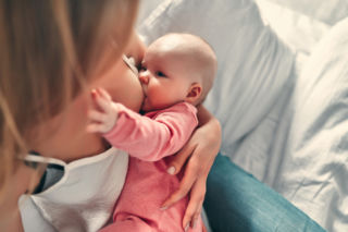10 ważnych pytań (i odpowiedzi) o karmienie piersią. O to najczęściej pytają młode mamy