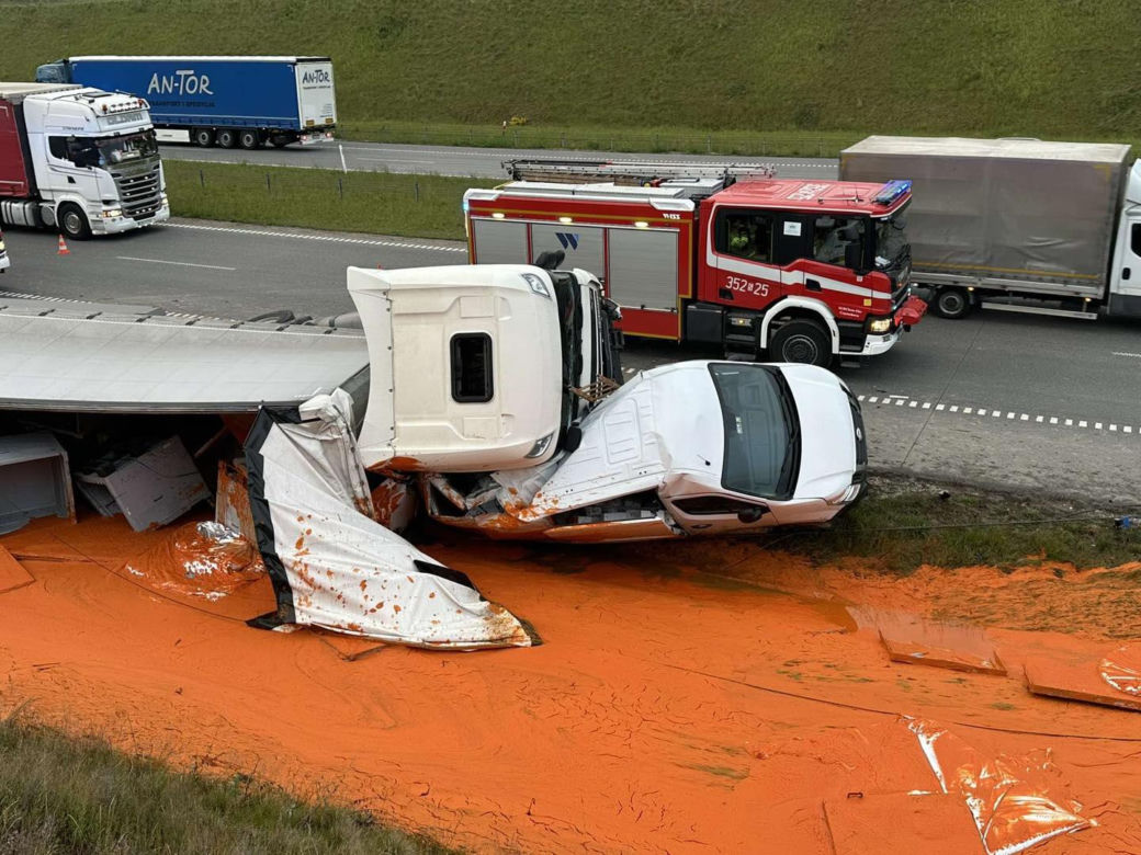 Samochód ciężarowy uderzył w busa na A1