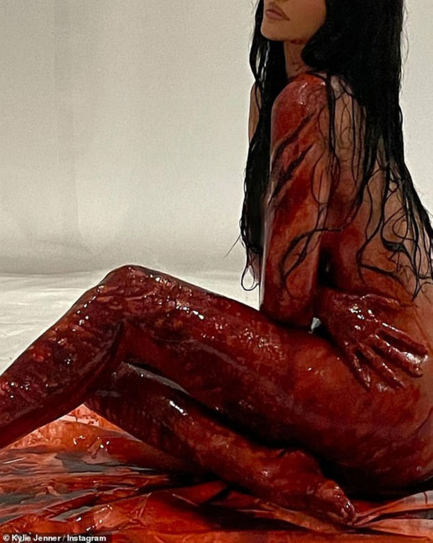 Kylie Jenner promującej swoje nowe kosmetyki sesją we krwi