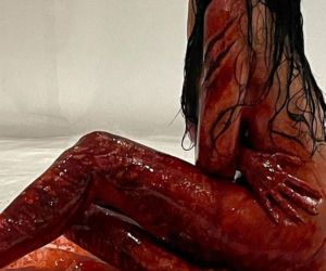Kylie Jenner promującej swoje nowe kosmetyki sesją we krwi