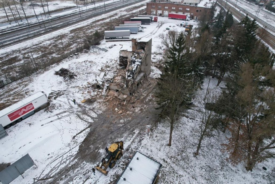 Dramat w Pilawie, zawalił się pustostan. Ściana przygniotła budowlańca, ratownicy musieli amputować nogę