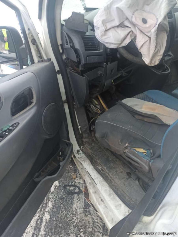 Wypadek busa w Niechlowie. Gdy policjanci zajrzeli do środka, oniemieli