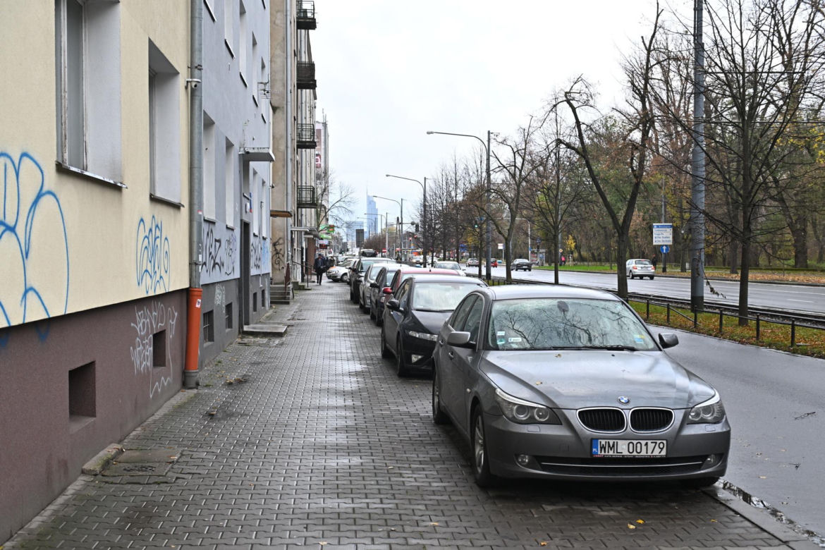 Na al. Waszyngtona parkowanie tylko równoległe. Mieszkańcy są wściekli na zmiany wprowadzane przez drogowców 