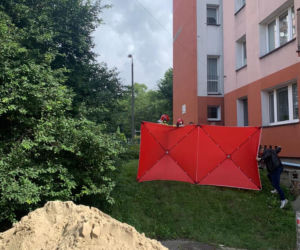 Śląskie: Straszny wypadek! 8-letnia dziewczynka wypadła z okna wieżowca. Na miejscu lądował śmigłowiec LPR