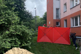 Śląskie: Straszny wypadek! 8-letnia dziewczynka wypadła z okna wieżowca. Na miejscu lądował śmigłowiec LPR