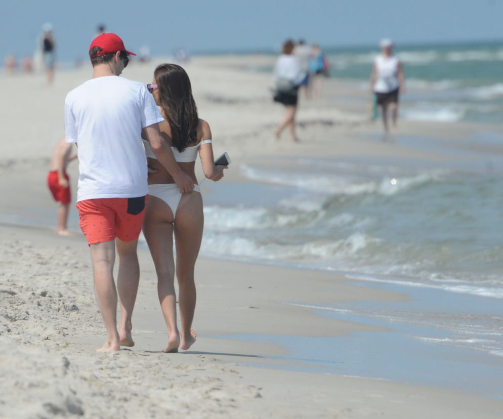 Antek Królikowski i Julia Wieniawa wypoczywają na plaży w Juracie