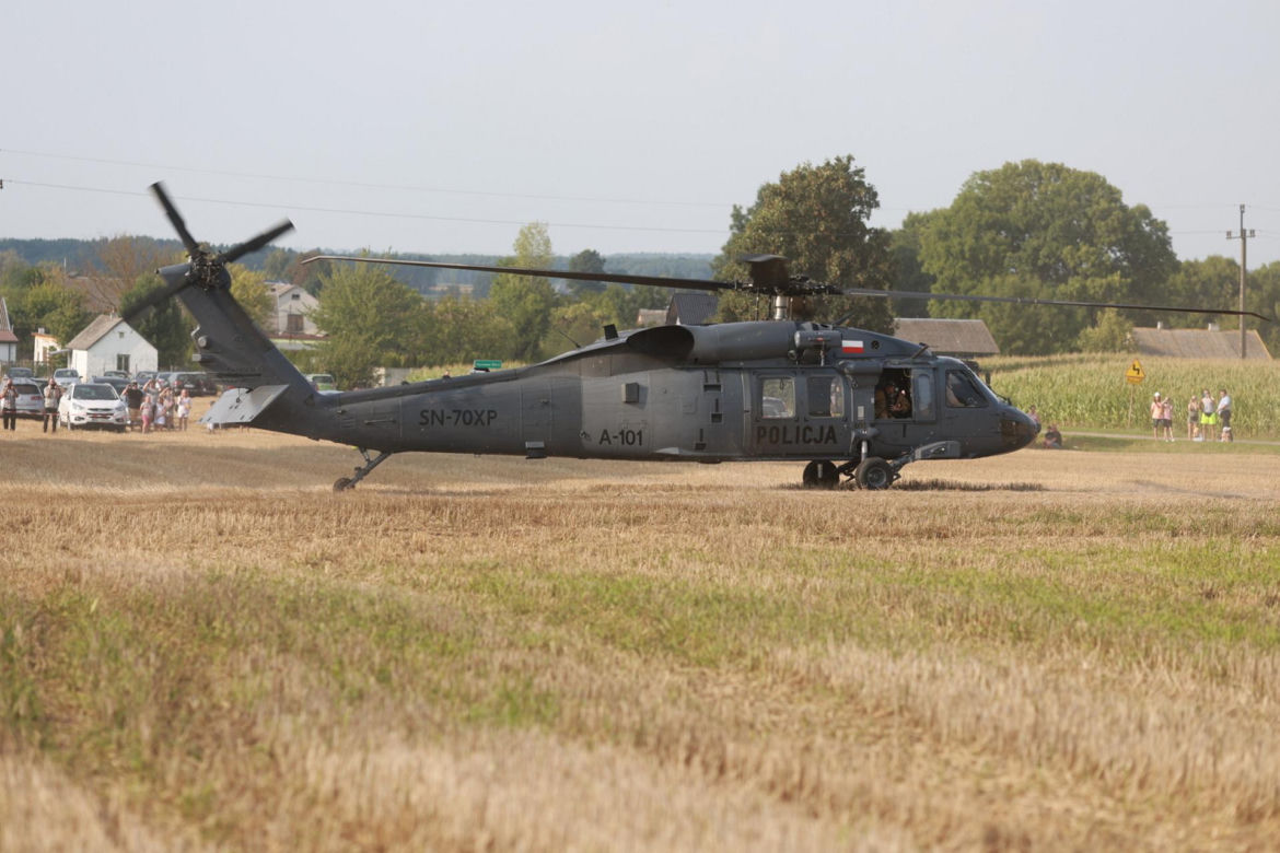 Groza na pikniku wojskowym. Policyjny Black Hawk zahaczył o linię wysokiego napięcia