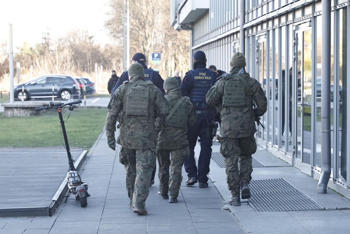 Warszawa. Wojsko na stacjach kolejowych