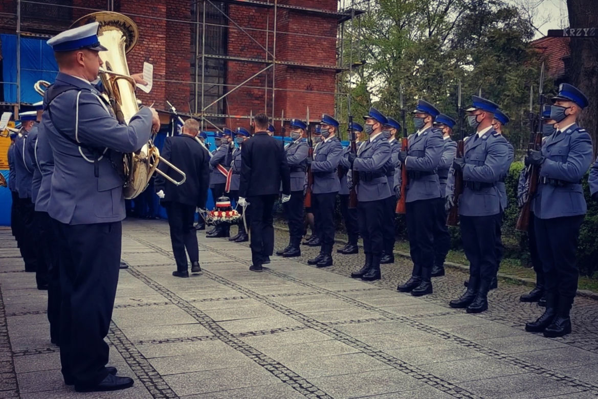 Pogrzeb policjanta z Raciborza. Tłumy przed kościołem. Ostatnie pożegnanie Michała Kędzierskiego