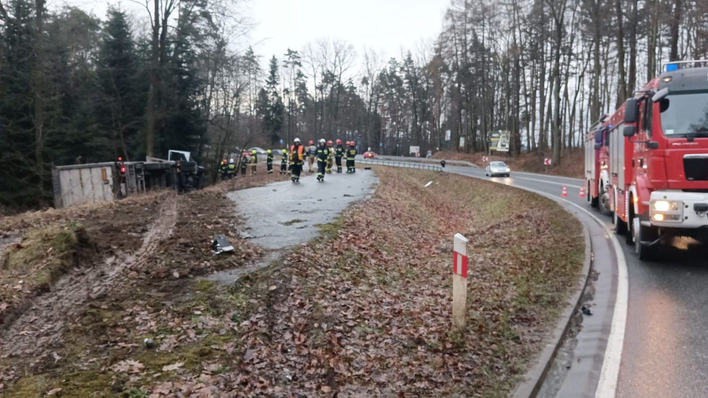 Piotrkowice. Pijany 40-latek stracił panowanie nad autem. Życie uratował mu kierowca ciężarówki