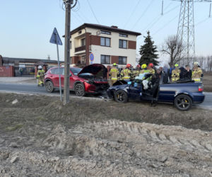 Huk w spokojnej wsi. Doszło do wypadku, jedna osoba w szpitalu