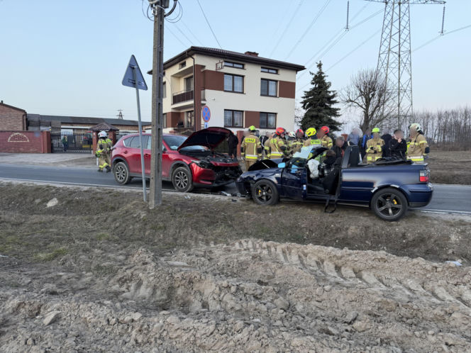 Huk w spokojnej wsi. Doszło do wypadku, jedna osoba w szpitalu