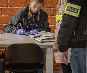 Afera korupcyjna w Pucku! Policjanci zatrzymali na gorącym uczynku 49-letniego urzędnika z  Powiatowego Inspektoratu Nadzoru Budowlanego oraz 41-letnią pośredniczkę