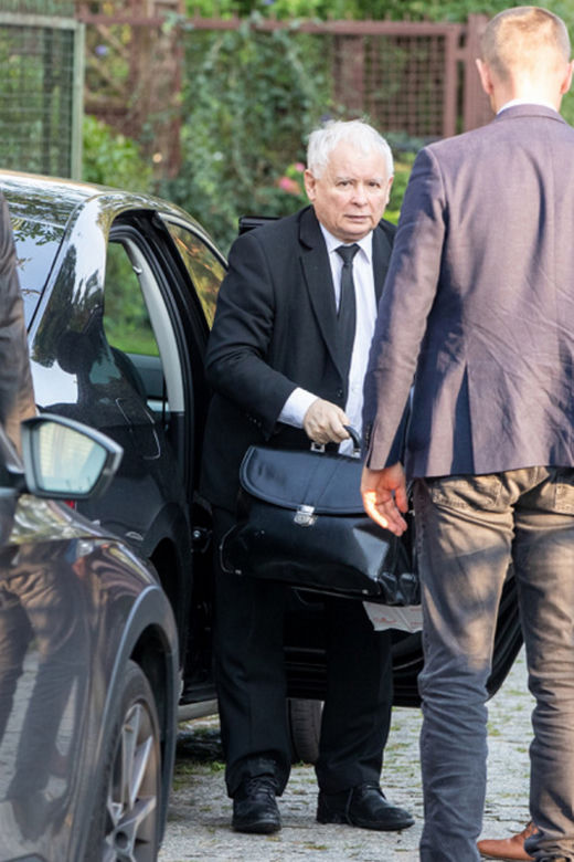 Premier Morawiecki spotkał się z Kaczyńskim na Nowogrodzkiej. Prezes PiS wyszedł z zakupami z piekarni