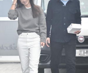 Marcin Mroczek z dziewczyną w cukierni