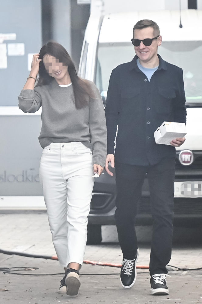 Marcin Mroczek z dziewczyną w cukierni