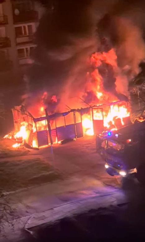 W Czeladzi grasował seryjny podpalacz. Spłonęło 11 wiat śmietnikowych. W sprawie zatrzymano 38-latka