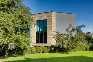 Dom typu kostka z lat 50. został przebudowany