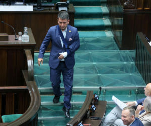 Poseł Paweł Śliz miał wypadek! Z ręką na temblaku pojawił się w Sejmie