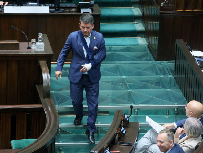Poseł Paweł Śliz miał wypadek! Z ręką na temblaku pojawił się w Sejmie