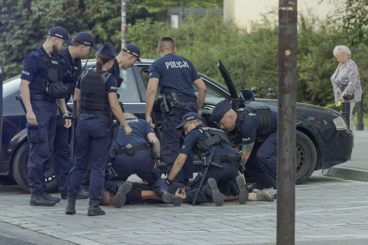 Rzucił się na kobietę z dzieckiem z nożem. Atak nożownika w samym sercu stolicy