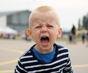 Dlaczego dziecko krzyczy zamiast rozmawiać? Klucz leży w zachowaniu dorosłych