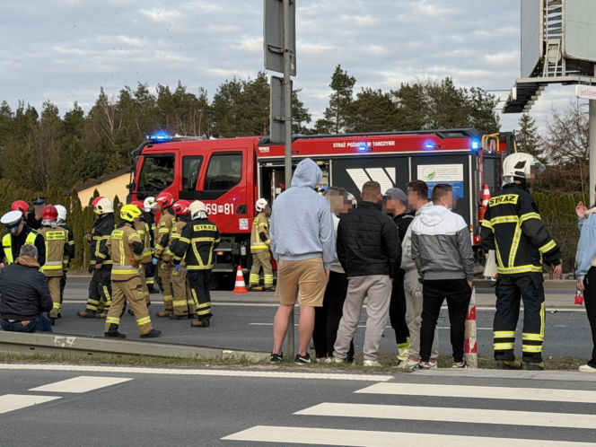 Koszmarna kraksa kilku aut na drodze krajowej pod Warszawą. Lądował śmigłowiec LPR