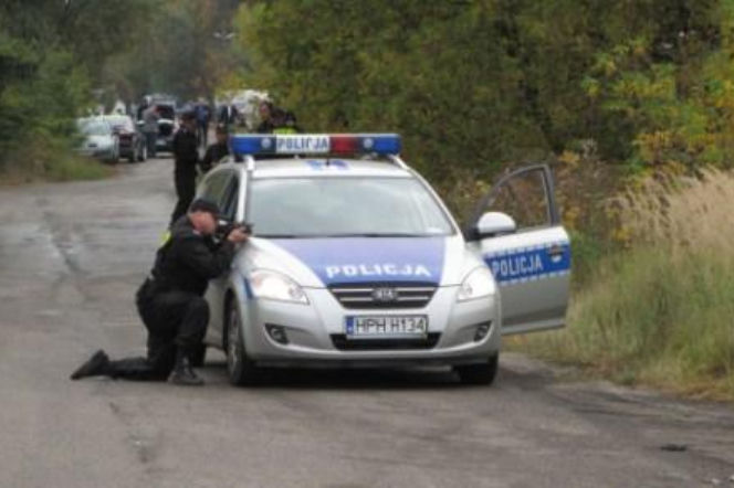 WARKA: Terroryści opanowali pociąg. Strzelanina na stacji kolejowej! + ZDJĘCIA