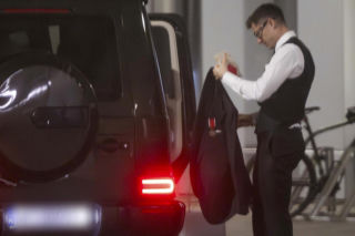 Robert Lewandowski w objęciach blondwłosej kobiety. Czułe pożegnanie na lotnisku, wcześniej otrzymał państwowe wyróżnienie