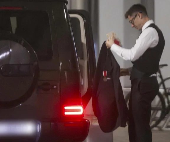 Lewandowski wystrojony i wystylizowany na profesora nagle pojawił się w Polsce