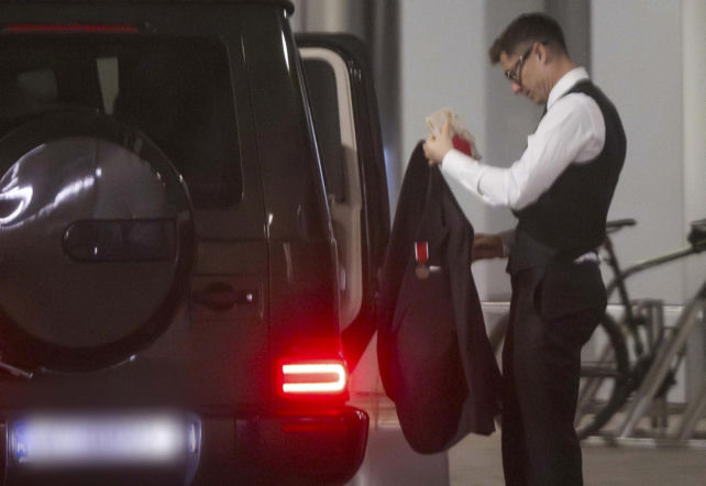 Robert Lewandowski w objęciach blondwłosej kobiety. Czułe pożegnanie na lotnisku, wcześniej otrzymał państwowe wyróżnienie