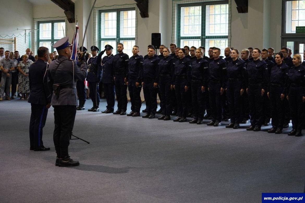 Ślubowanie nowych policjantów w Olsztynie. W szeregi wstąpiło 47 funkcjonariuszy [ZDJĘCIA]