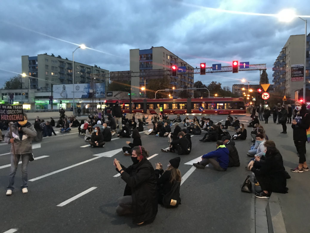 Protest kobiet w Katowicach! Karetka na sygnale jechała wprost na uczestników