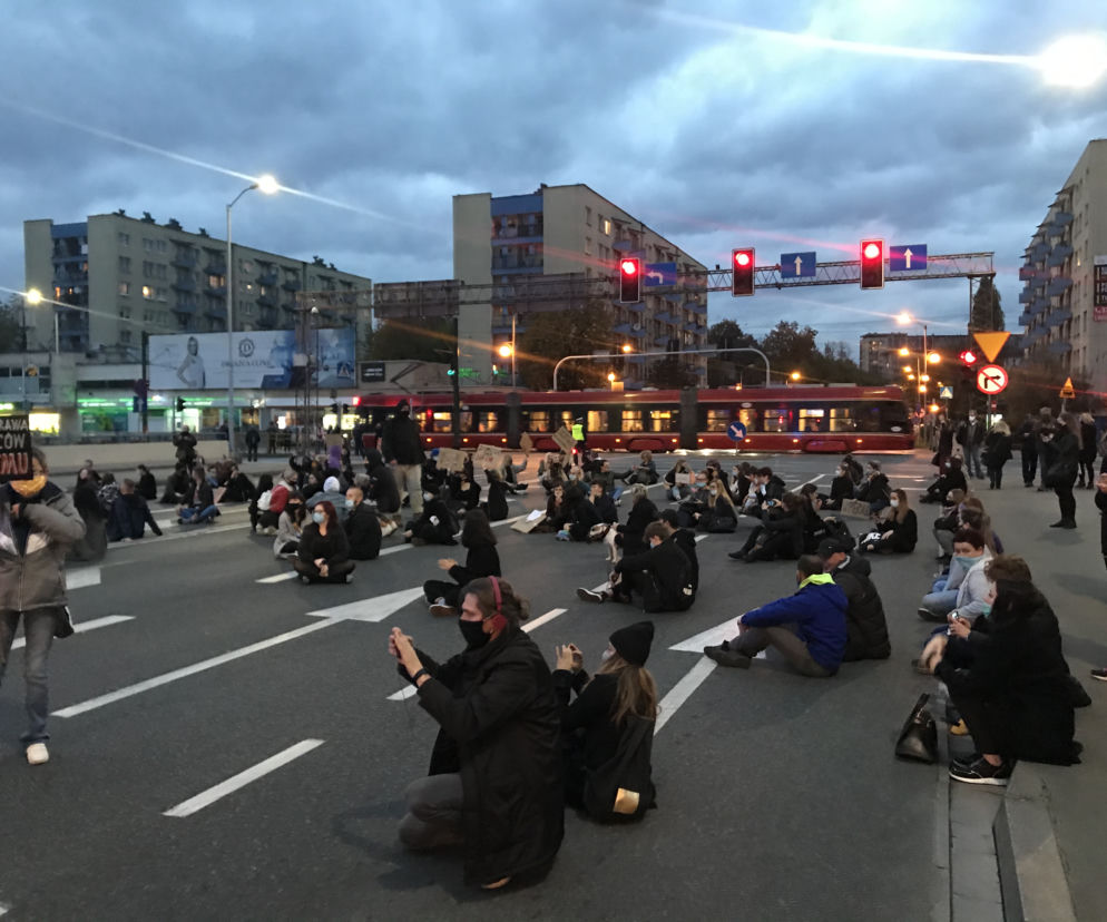 Protest kobiet w Katowicach! Karetka na sygnale jechała wprost na uczestników