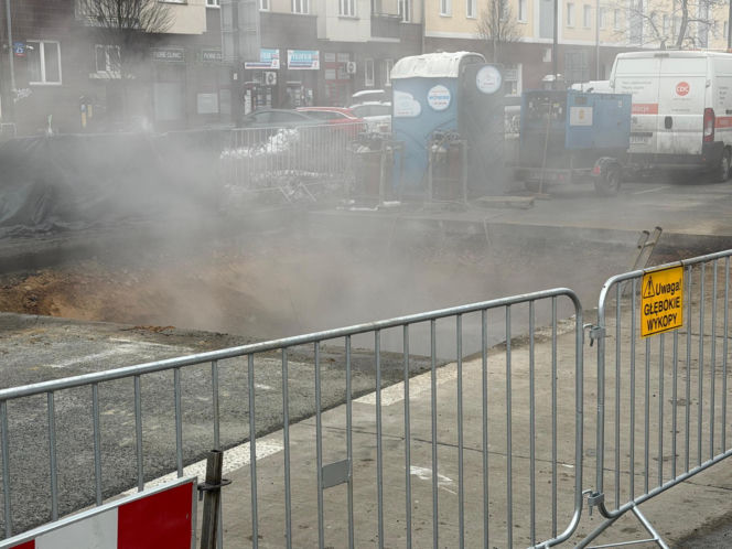 Pęknięta rura paraliżuje Wolę. Górczewska zamknięta na tydzień po awarii ciepłowniczej