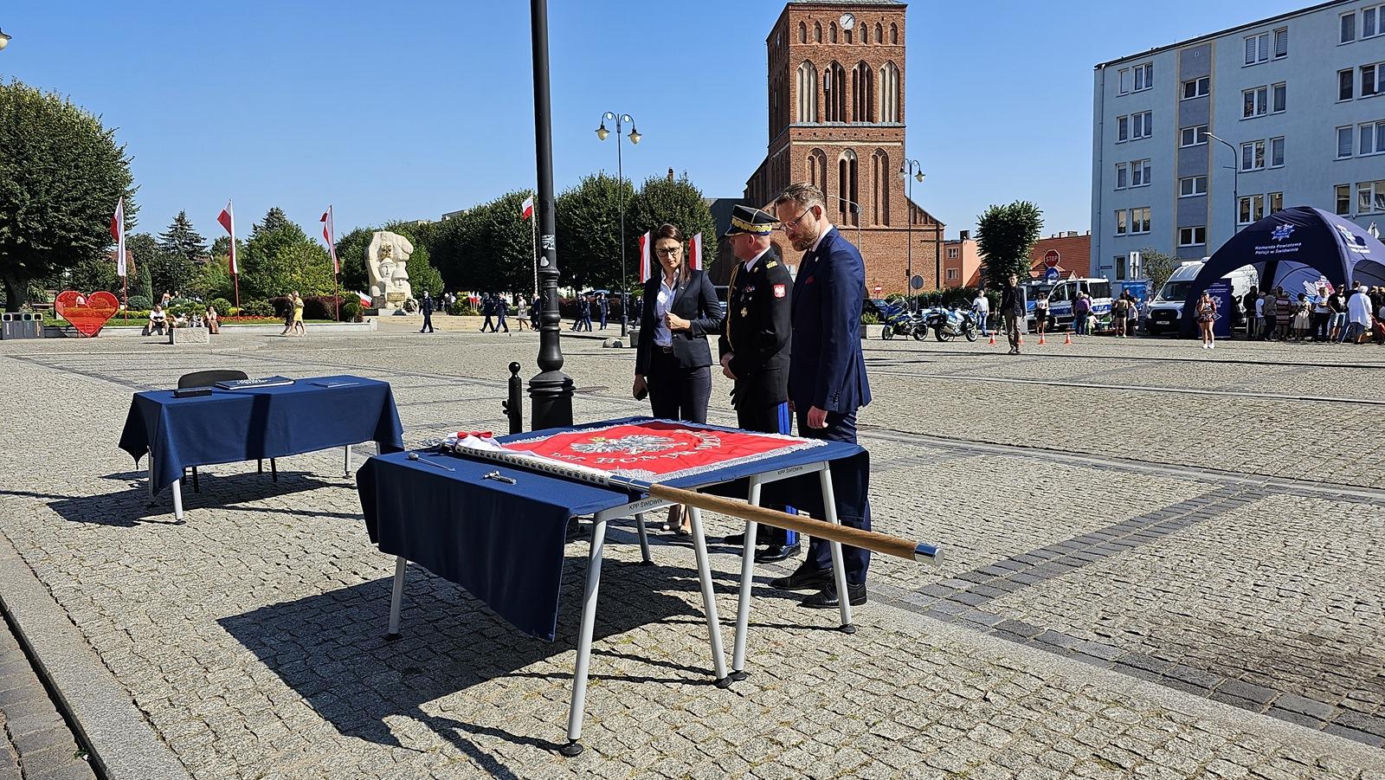 Nadanie sztandaru dla KPP w Świdwinie