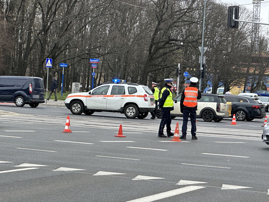 Zerwana sieć trakcyjna sparaliżowała ruch tramwajowy. O linię zahaczyła ciężarówka