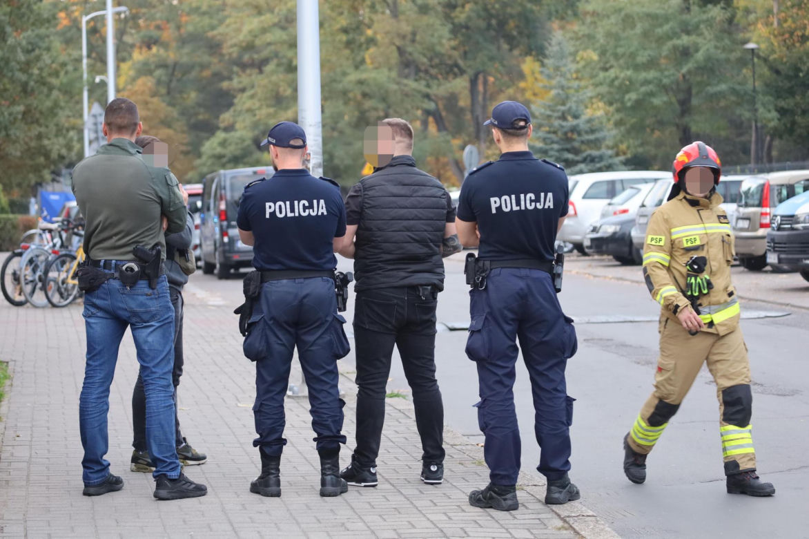 Wyjął długi nóż i zaczął dźgać. Gdy go złapali, trzymał maczetę!
