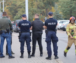 Wyjął długi nóż i zaczął dźgać. Gdy go złapali, trzymał maczetę!