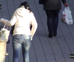 Wyżebrała jedzenie i wyrzuciła do śmieci