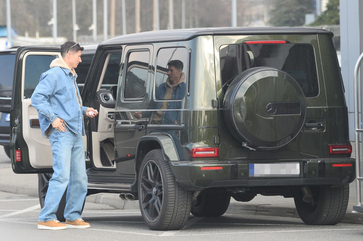 Robert Lewandowski z rodziną na lotnisku