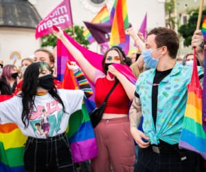 Demonstracja LGBT i narodowców na krakowskim Rynku