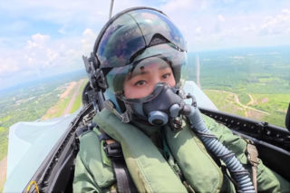 Królowa Tajlandii za sterami myśliwca Saab Gripen
