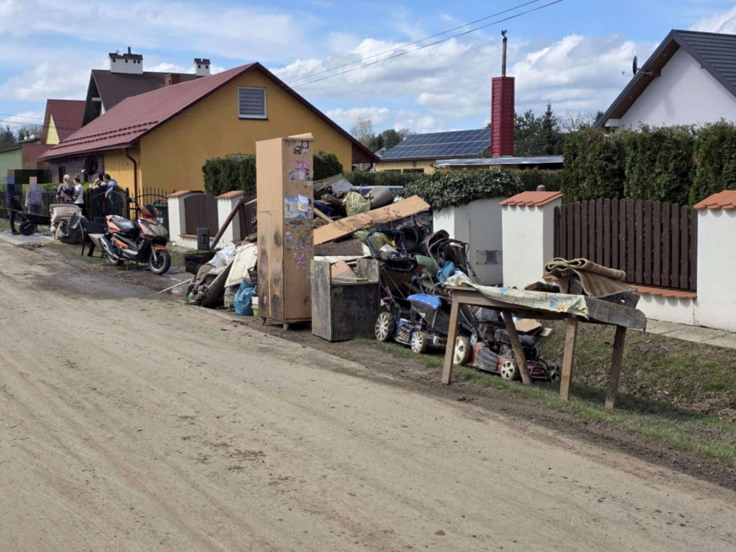 Woda wlewała się oknem do mieszkania