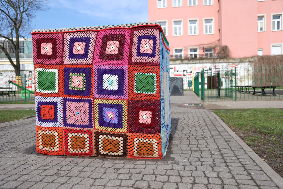 Kolorowe instalacje opanowały Lublin. Tak „Otulanie włóczką” świętuje swoje 10. urodziny!