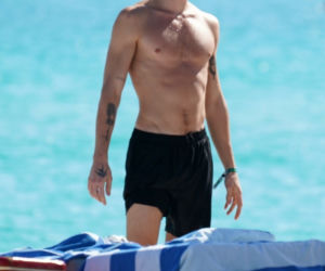 Shawn Mendes na plaży bez koszulki