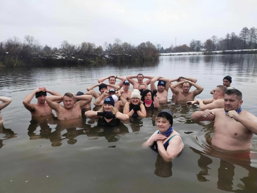 Zimna woda i intensywne opady śniegu. Morsy z woj. lubelskiego były zachwycone pogodą!