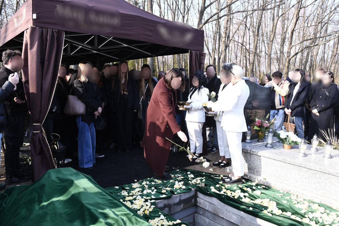 Przejmujący widok na grobie Lizy. To miejsce wyróżnia się na cmentarzu