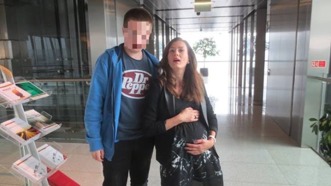 Przyjaciółki 4 sezon. Anita Sokołowska z fanem na planie serialu Przyjaciółki
