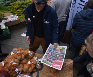 Nietypowy protest Agrounii. Rolnicy rozdawali ziemniaki w Toruniu